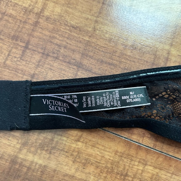 Set of two Victoria’s Secret lace bralettes - Picture 7 of 9